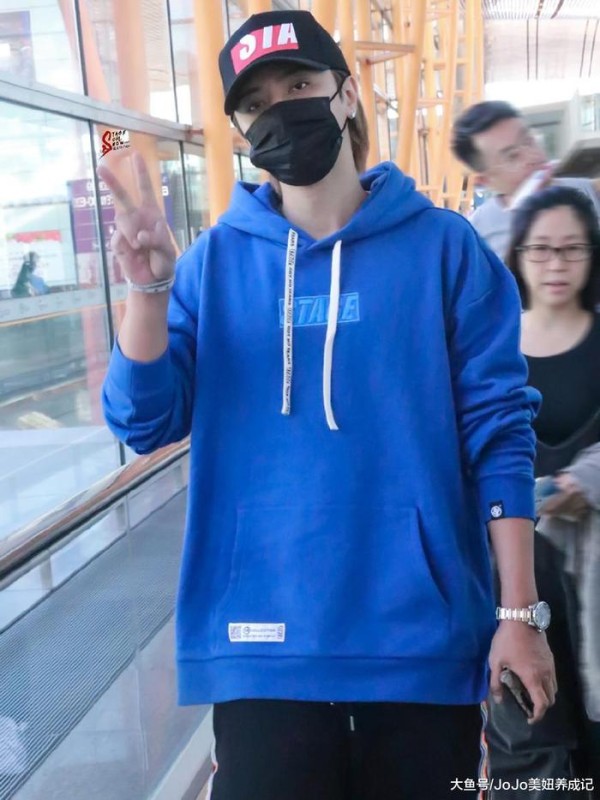 罗志祥私服平平无奇, 穿破洞裤扎小辫, 帅得不像快40岁!