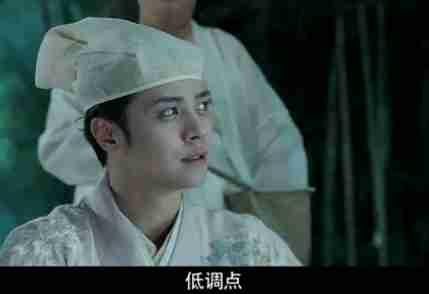 罗志祥真会玩，一身牛仔装帅气走机场，穿破洞牛仔裤秀出条纹秋裤