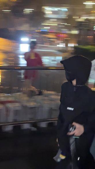 张予曦到达现场，果然一眼就被认出，姐姐要早点休息哦