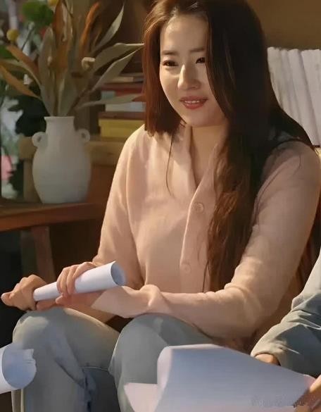 近期刘亦菲的身材，再度引发网友讨论，各持自己的观点