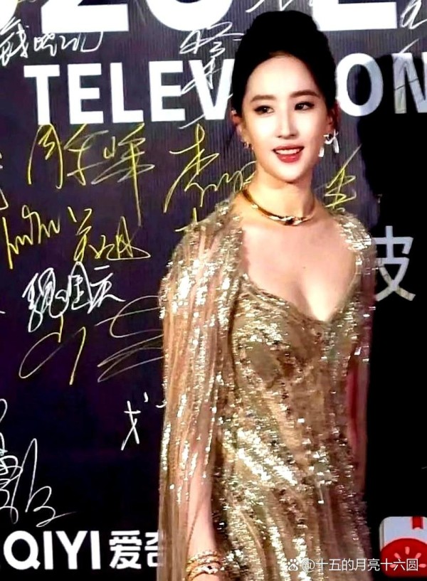 华表奖上，刘亦菲一出场就...@十五的月亮十六圆的动态