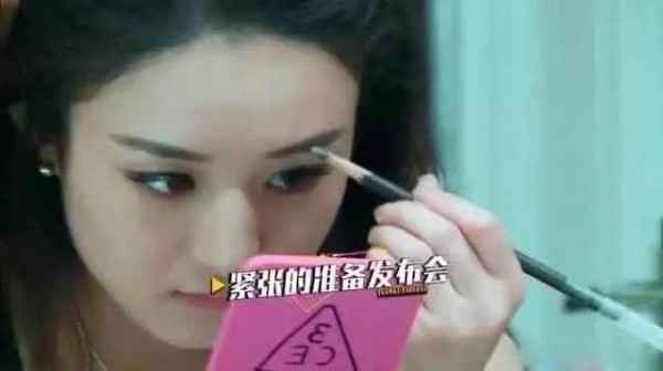 女星化妆时都在干嘛?赵丽颖专注,李沁悠闲,热巴也太不老实了