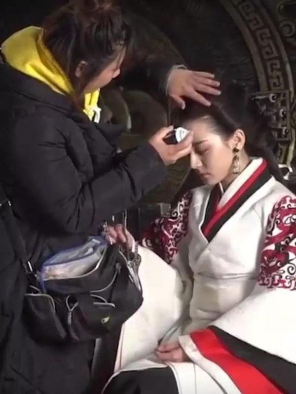 女星化妆时都在干嘛?赵丽颖专注,李沁悠闲,热巴也太不老实了