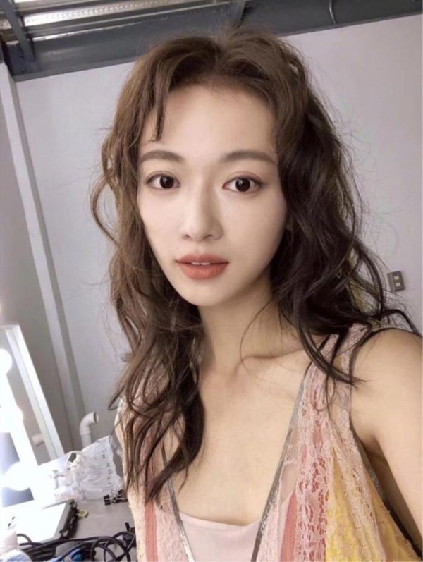 同一款黄色蕾丝裙，5个女明星撞衫，吴谨言和杨幂都沦陷了？