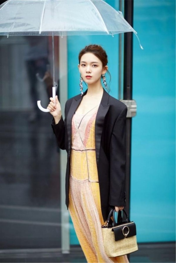 同一款黄色蕾丝裙，5个女明星撞衫，吴谨言和杨幂都沦陷了？