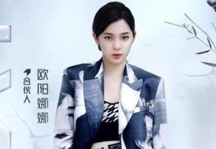 陈伟霆猛盯周扬青，两人桌下有“小互动”，周扬青疯狂使眼色