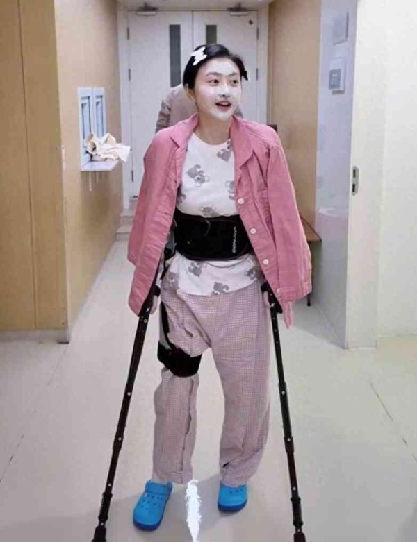 景甜康复视频曝光，拄着拐杖在走廊艰难挪步，上厕所都不敢蹲下