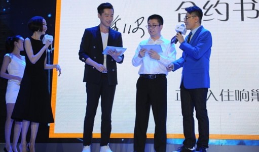 响巢看看CEO张玉波与当红明星胡歌签订合约