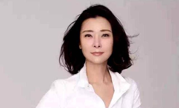 她曾是亚洲著名VJ与杨澜齐名，因不想帮嘉宾说“假话”转型做演员
