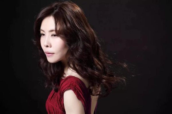 沉寂20年，1分钟“迷倒”评委：唱歌好听的女人，可能都自带光芒