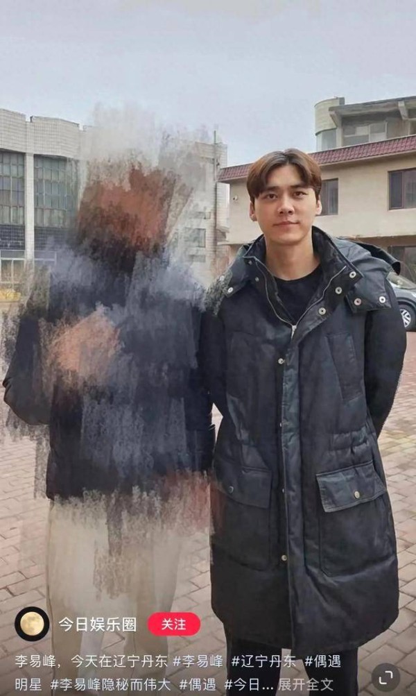 李易峰逛超市，耸肩怂怂的模样引发热议，穿补丁袄子被认出！