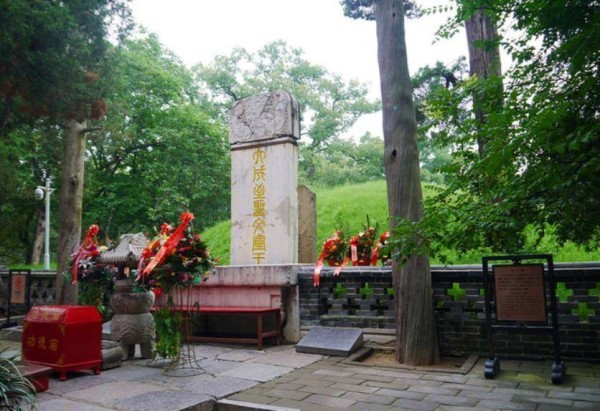 山东曲阜孔林：孔子的家族墓地，坟墓达10万余座，规模为世界之最