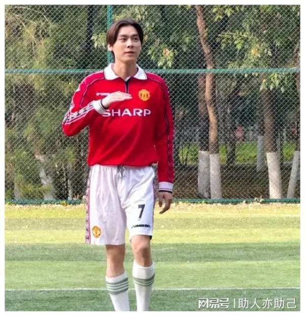 李易峰近照曝光，和友人踢足球，留中分发型露出大脑门，真不敢认