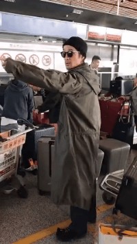 胡歌、吴京机场发飙:背后竟藏着一条黑色产业链