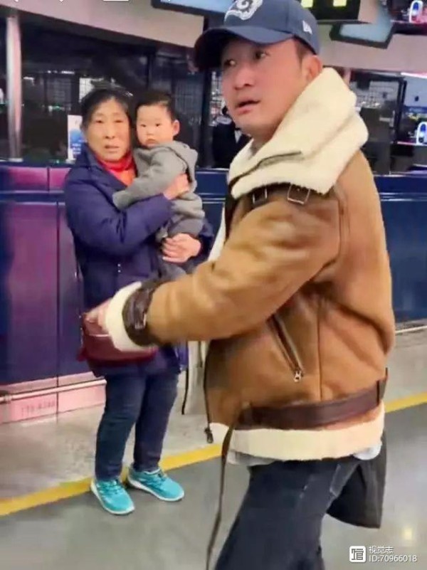 胡歌、吴京机场发飙:背后竟藏着一条黑色产业链
