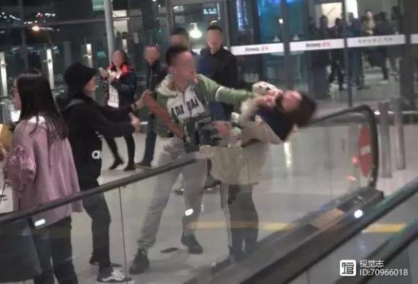 胡歌、吴京机场发飙:背后竟藏着一条黑色产业链