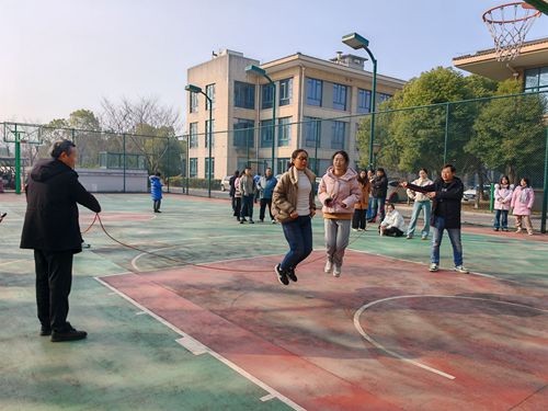 跳长绳.jpg