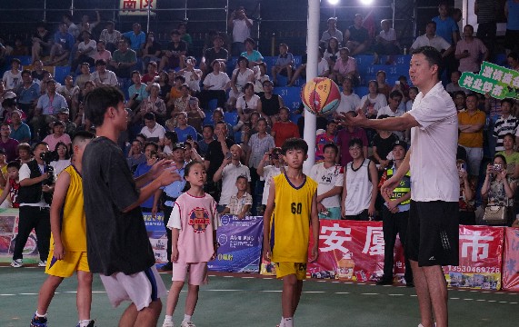王治郅（右一）与球迷现场互动。兴业县委宣传部供图