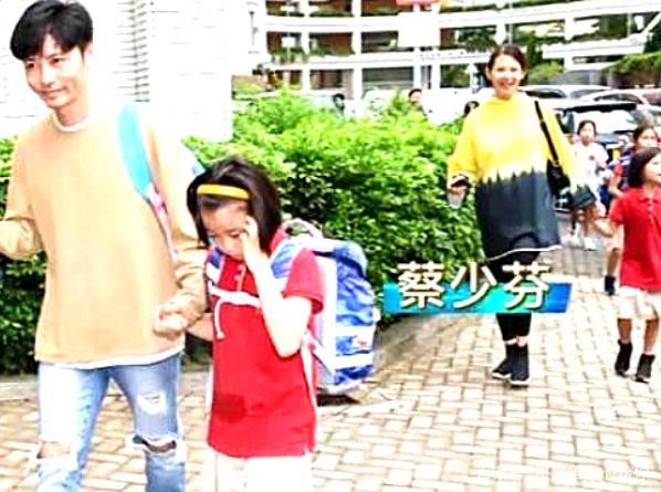 明星接孩子放学：杨幂接地气，张晋好有爱，她家太豪华！