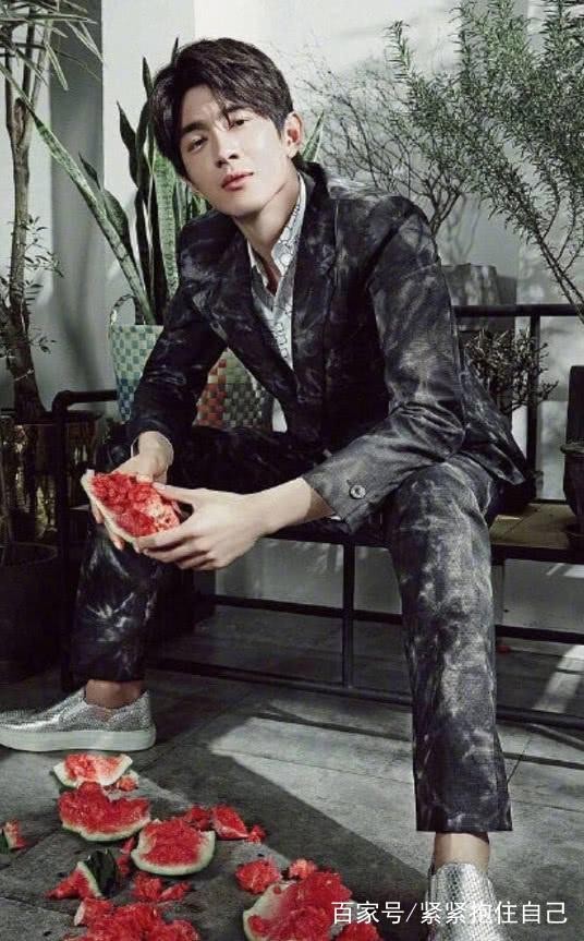明星时尚大片的幕后故事，林更新亲自吃瓜，朱一龙在危险边缘试探