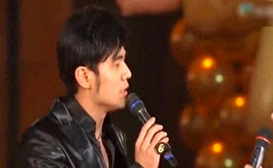 72岁曾志伟过生日，筹集600万善款，合影站C位，两个子女上台祝寿