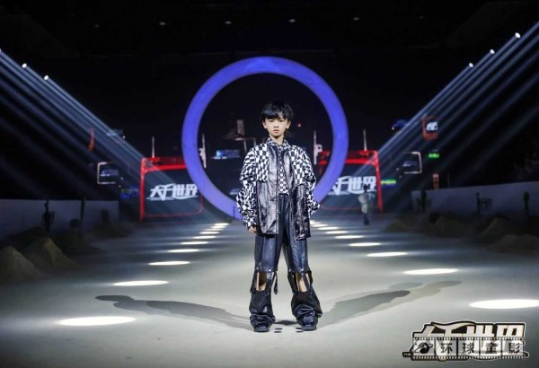 大千世界超模盛典人气明星赵禹涵(图2)