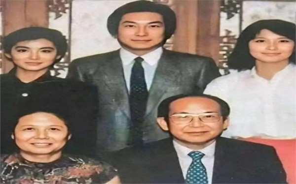 林青霞全家福美照曝光！个个高颜值，网友：颜值家族无丑角？