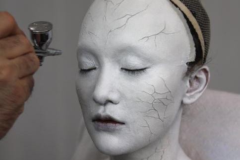 明星拍科幻片化妆十多个小时，生理期也要泡冰水，网友：真不容易