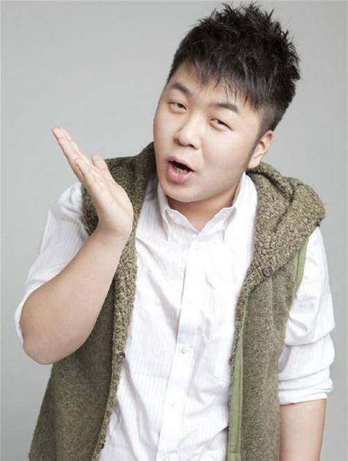 36岁杜海涛瘦成纸片人！五官缩水认不出，与年轻女网红同框惹争议