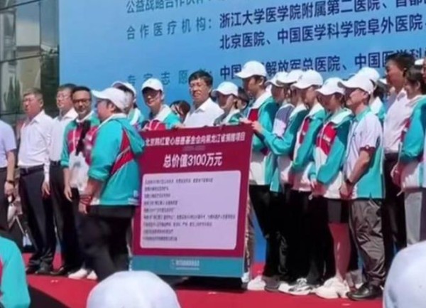 圈内众星接力支援黑龙江，林俊杰现场搬货架，韩红率人捐3000余万