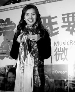 众明星新东安慈善义卖孙楠俩粉丝“上下”对决(组图)