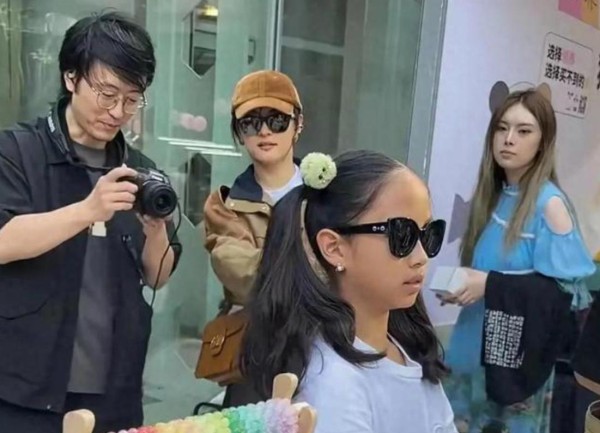孙俪带小花上海街头摆摊义卖，一件T恤卖139元一个杯子89元