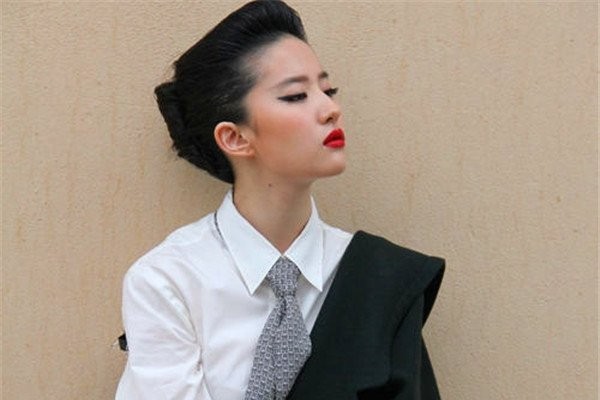揭刘亦菲变性前后照片 刘亦菲从小就是一个女孩子