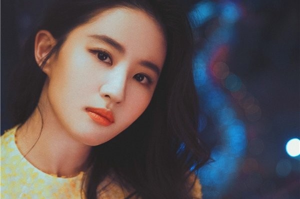 揭刘亦菲变性前后照片 刘亦菲从小就是一个女孩子
