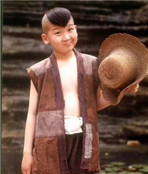 明星童年照：鹿晗从小帅到大，章子怡有气质，迪丽热巴宛如洋娃娃