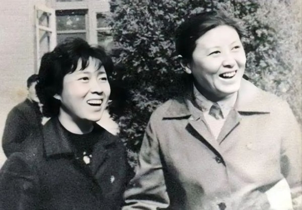 1982年，两位女神级人物的照片，当时比刘晓庆还要出名的人物