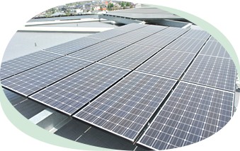 屋上の太陽光発電パネルからのクリーンエネルギーを使用