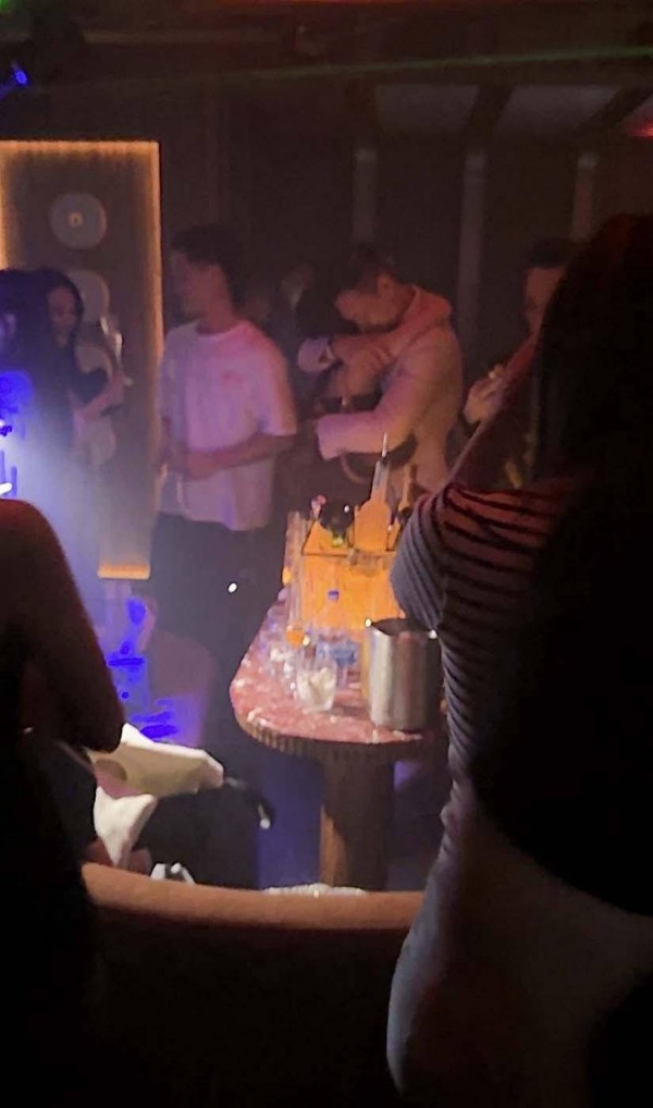 塌房！胡杏儿老公被曝夜店寻欢，夜店轮流抱美女亲吻，评论区沦陷