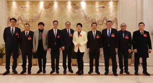 娱乐圈委员亮相合影，张凯丽穿白西装站C位，靳东靠边也一眼看到