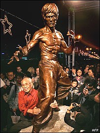 华裔武打明星李小龙雕像香港星光大道揭幕