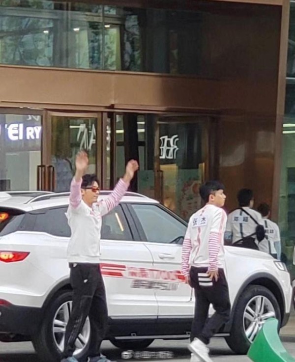 网友偶遇跑男聚餐合照，邓超鹿晗张杰全员到场，你一眼看到了谁？