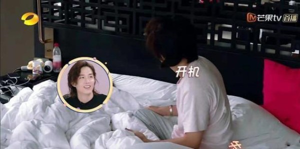 真人秀揭秘明星日常，戚薇睡裙不慎走光，向佐脱衣服成常态
