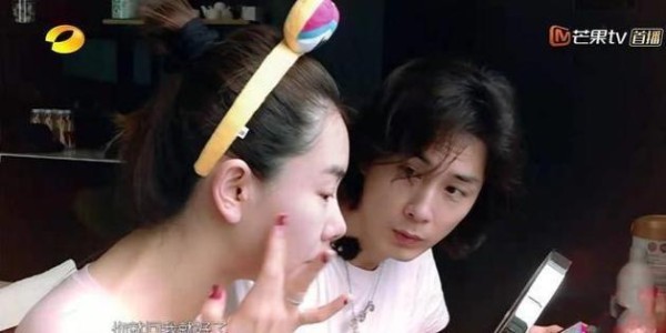 真人秀揭秘明星日常，戚薇睡裙不慎走光，向佐脱衣服成常态
