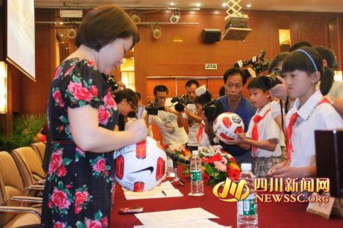 启动仪式上，各嘉宾为足球签名。