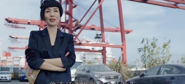 梁洛施与闺蜜江美仪亲临大排档，欢声笑语流露友谊