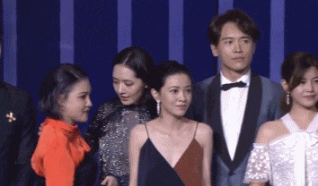 慈善夜变宫斗戏网友调侃女星友谊像塑料花, 蔡依林一句歌词最大胆
