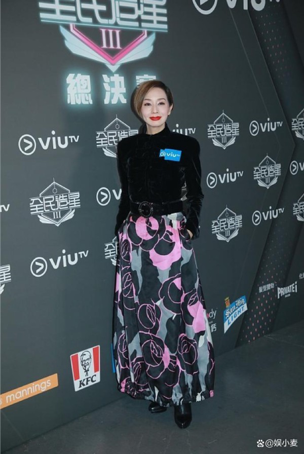 不愧是张国荣最爱的女人，黑色衬衫配花裙子也好看，63岁脱颖而出