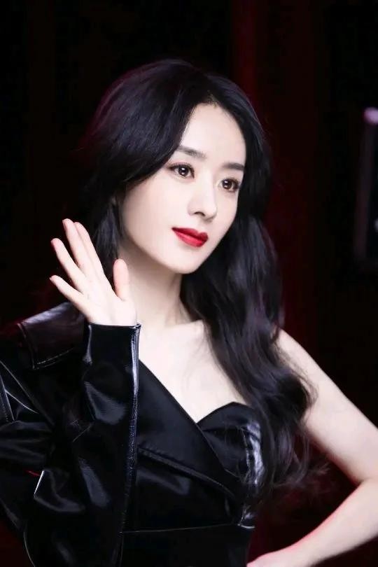 37岁赵丽颖换发型像换个人，烫卷短发配毛衣减龄洋气，差点认不出