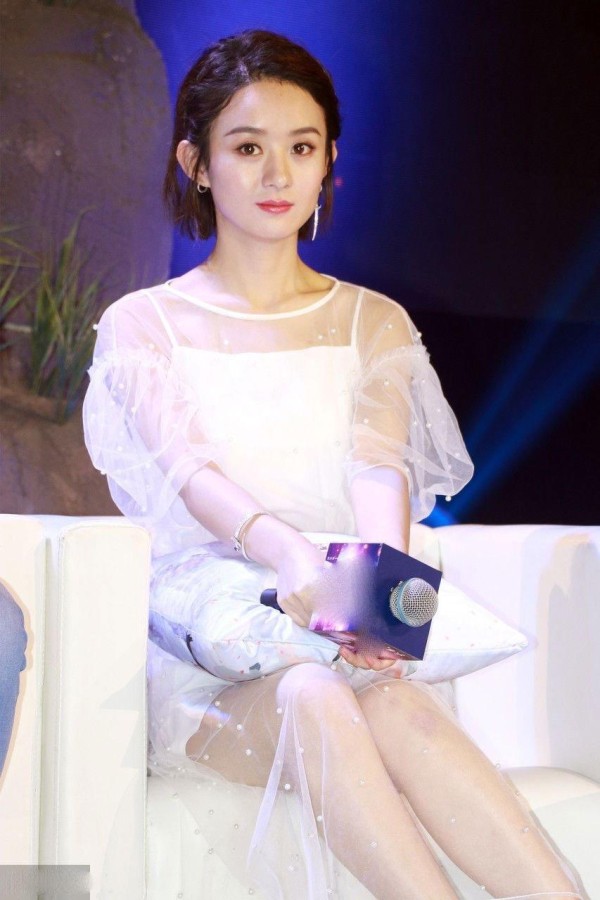 赵丽颖的穿搭风格，到底是直与曲？不能仅凭脸型、五官大小来判断