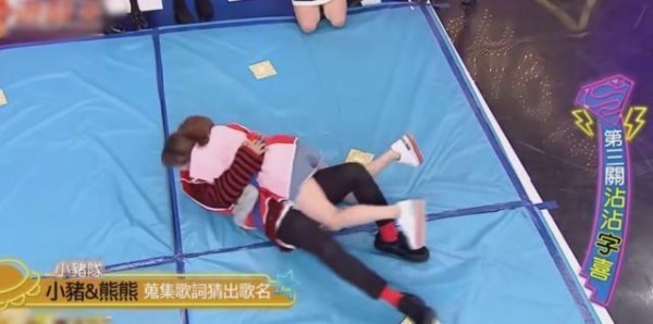 罗志祥综艺视频曝光，抱着女嘉宾地上滚来滚去，太会享受了！